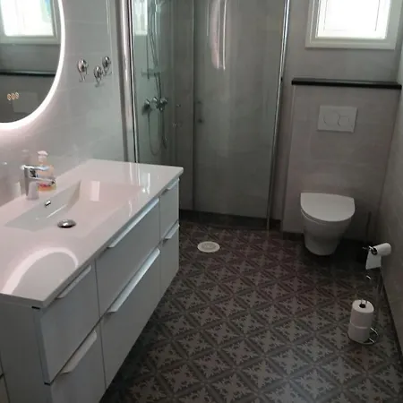 Lind 046 - 6 Voksne 2 Barn Spangereid